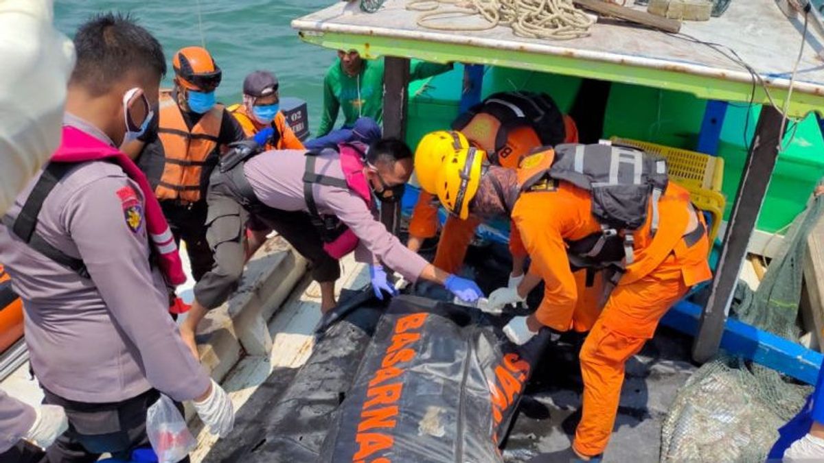 Tim Gabungan Berhasil Evakuasi Jenazah Korban Tabrakan Kapal di Selat Bangka