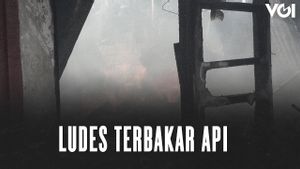VIDEO: Diduga Korsleting Listrik, Tiga Rumah di Pondok Kelapa Jaktim Ludes Terbakar Api