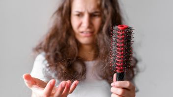 崩壊によるボールドの前に、髪の成長のためにこれらの5つの自然な治療を提供する