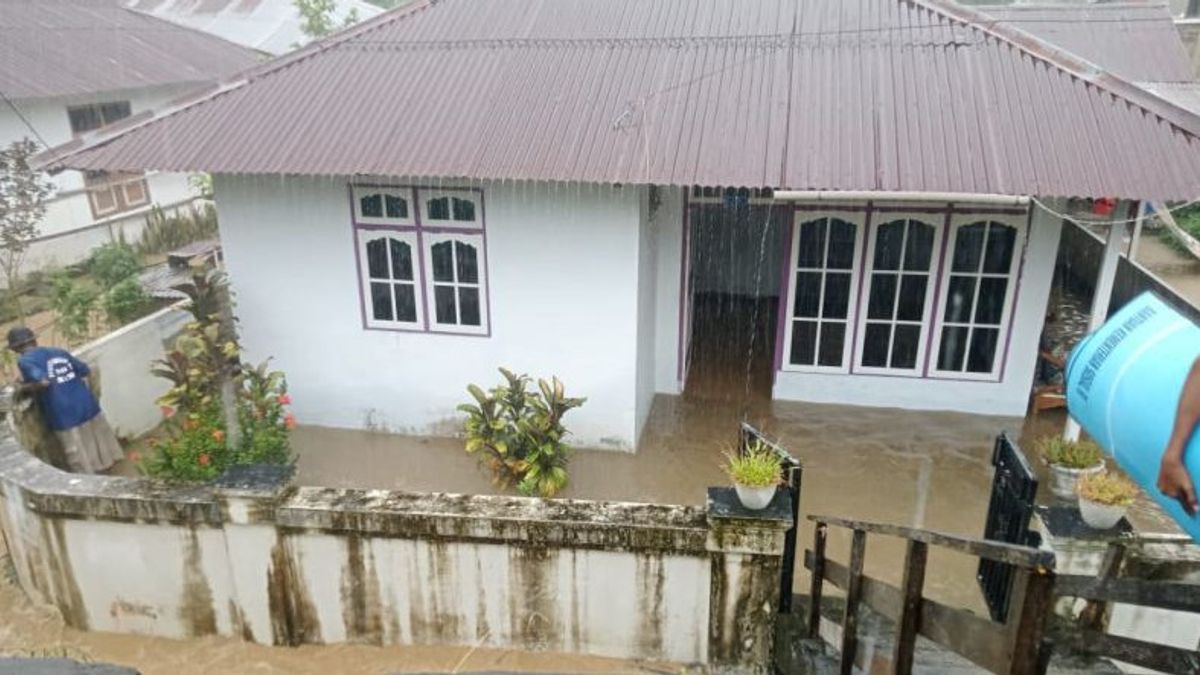Residents Of Kaitetu Residents In Central Maluku Flood