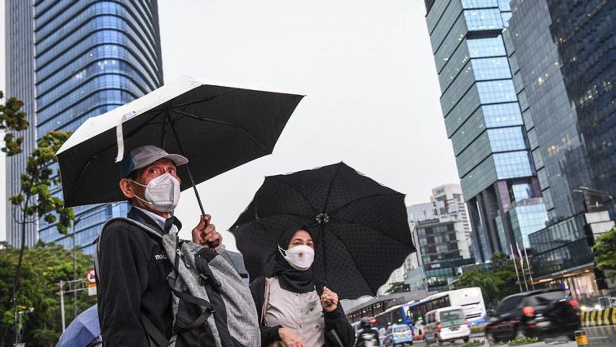 曇りの雨の朝、ジャカルタは日曜日の午後から午後に降ります