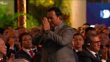 テプク・タンガンに挨拶されたジョコウィは、世界水フォーラムでインドネシアのプラボウォ次期大統領を紹介する