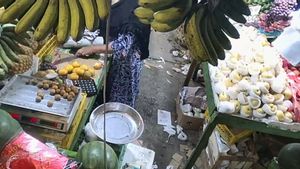 Pura-pura Beli Salak 7 Kilogram, Ibu-ibu Pakai Jilbab Pelan-pelan Curi Handphone Penjual Buah di Cakung, Terekam CCTV