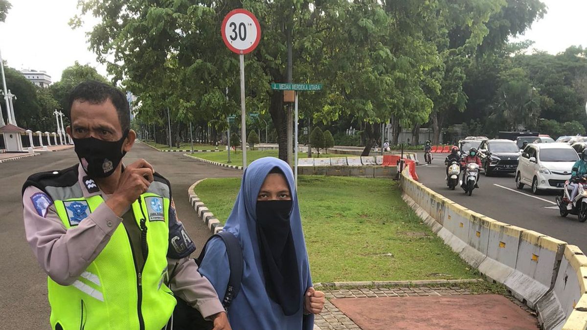 Wanita Bercadar Gunakan FN Five-seveN untuk Todong Paspampres di Depan Istana