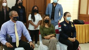Terbukti Langgar Pergub, Bule Cantik Rusia yang Lukis Masker di Wajah Dideportasi dari Bali 