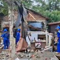 Puluhan Bangunan di Bantaran Kali Ciliwung Kramat Jati Dibongkar