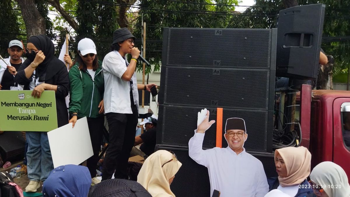 Anies-Cak Imin Support Empathicals Singing Hits Song 'Rungkad' at KPU RI Office