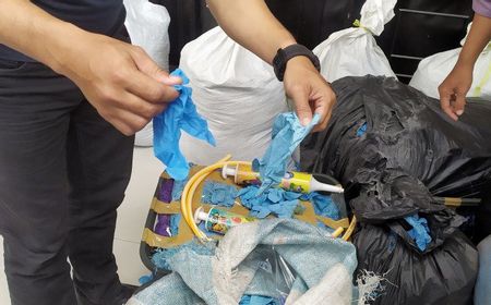 Polisi Ungkap Penimbunan 2,5 Ton Sarung Tangan Medis Bekas yang akan Dijual Lagi