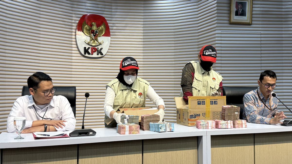 8亿印尼盾的巴詹马辛KPP副主任Mulyono贿赂钱被KPK在纸板中发现