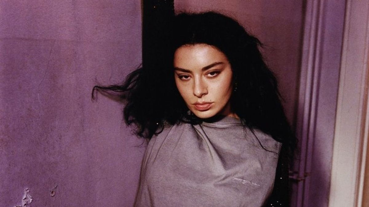 Charli XCXは、英国の音楽業界にどのように受け入れられなかったかを明らかにします