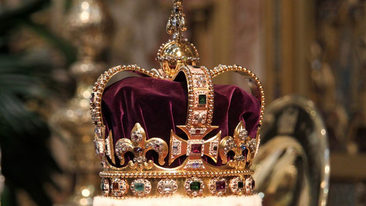 チャールズ3世の戴冠式のために改造され、セントエドワードの王冠が