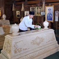 Kaesang Kenang Soeharto在Astana Giri Bangun朝圣期间担任发展之父