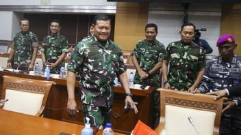 未来的印尼武装部队指挥官尤多海军上将向人民承诺不再有傲慢的士兵