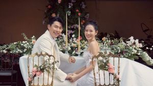 Son Ye Jin Genggam Tangan Hyun Bin Rayakan 1 Tahun Pernikahan