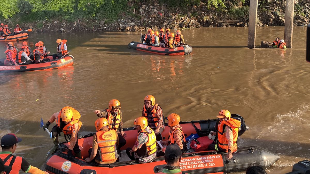 Pramono Ingin Tepi Sungai Ciliwung Jadi Tempat Malam Mingguan Warga