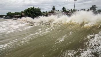 De hautes vagues dans la mer du nord de Jakarta atteignent 2 mètres