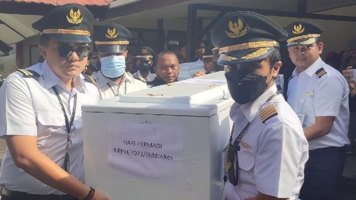 Tim DVI Polda Papua Serahkan 6 Jenazah Korban Jatuhnya Pesawat SAM Air 