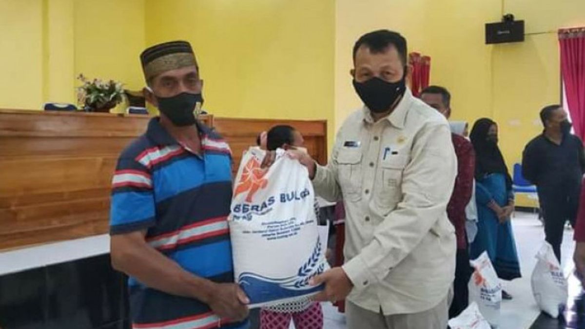 3,606 Residents In South Buton Smile, Receive Rice Aid During PPKM