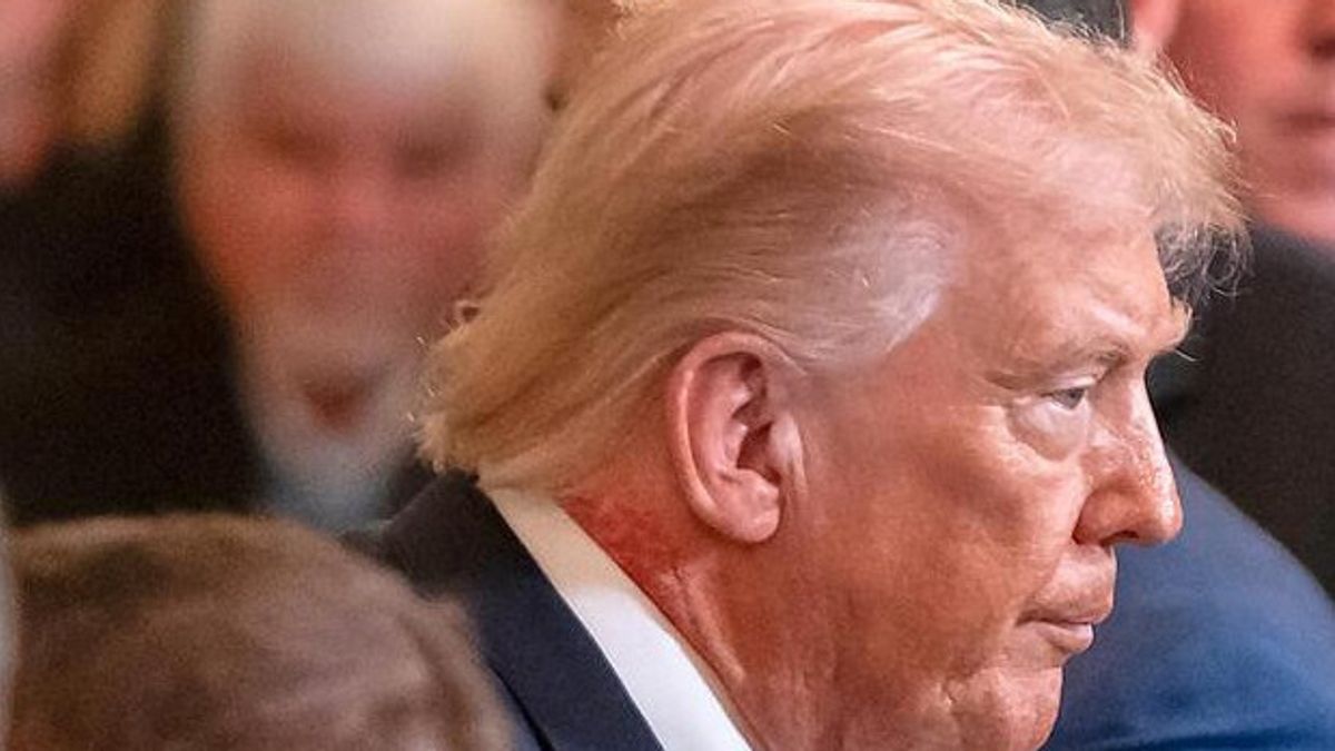 도널드 트럼프의 목에 발진이 생겨 의사의 설명이 있음