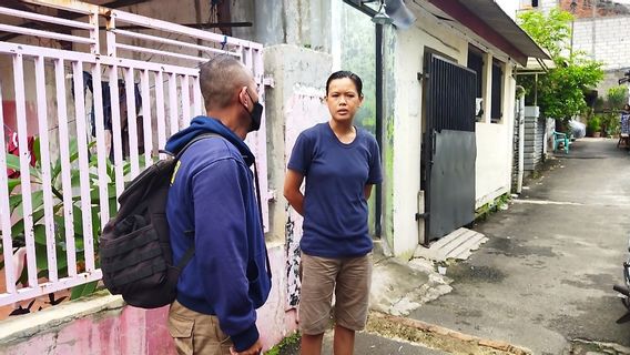 Car Parking Carelessly, This Female Employee Lost Her Honda Beat For Work