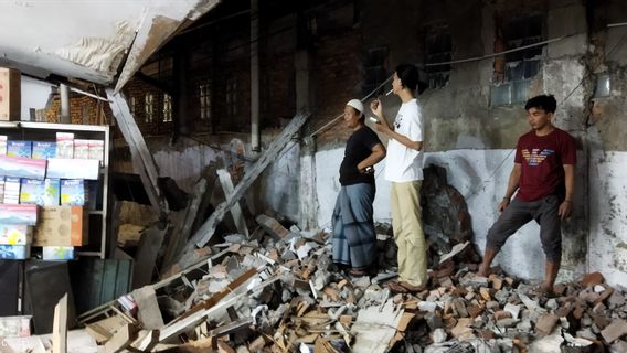 Wow! A 17-meter Wide Wall Collapses When The East Jakarta SDA Sub-Department Is Working On A Waterway Dredging Project In Cakung