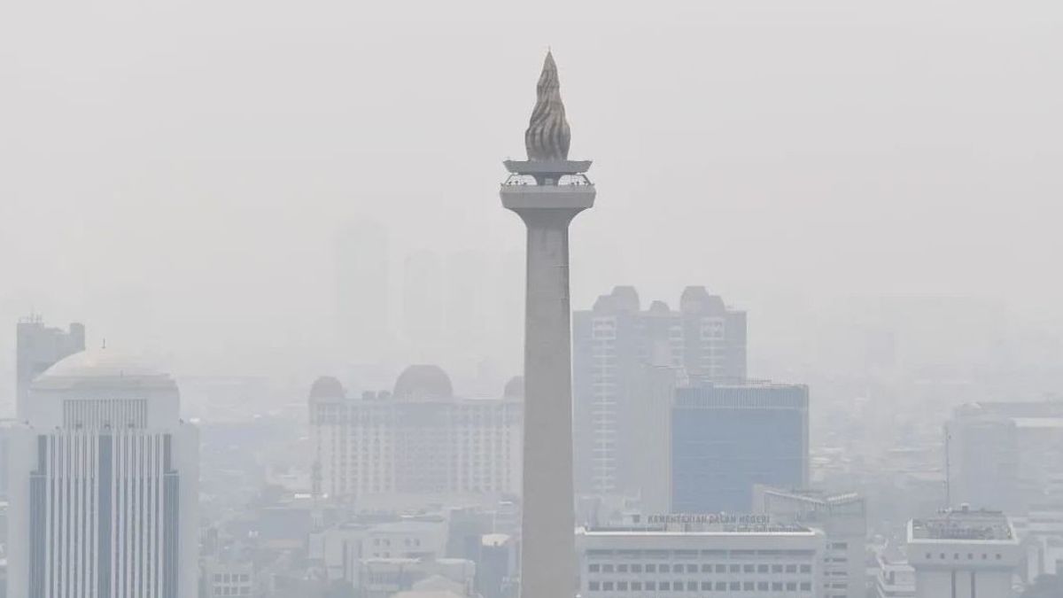 Polemik Polusi Udara Jakarta Tak Kunjung Usai, Penyemprotan Air Bukan Solusi