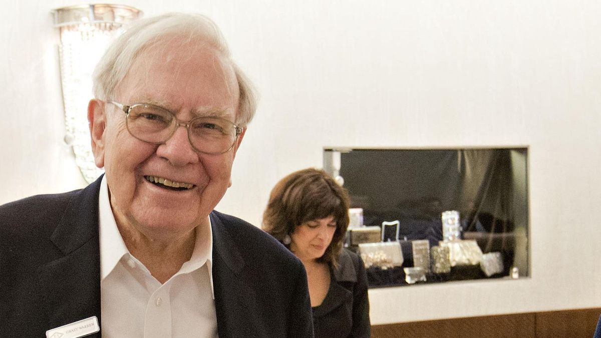 Warren Buffett Jual Hampir Setengah Saham Berkshire di Apple