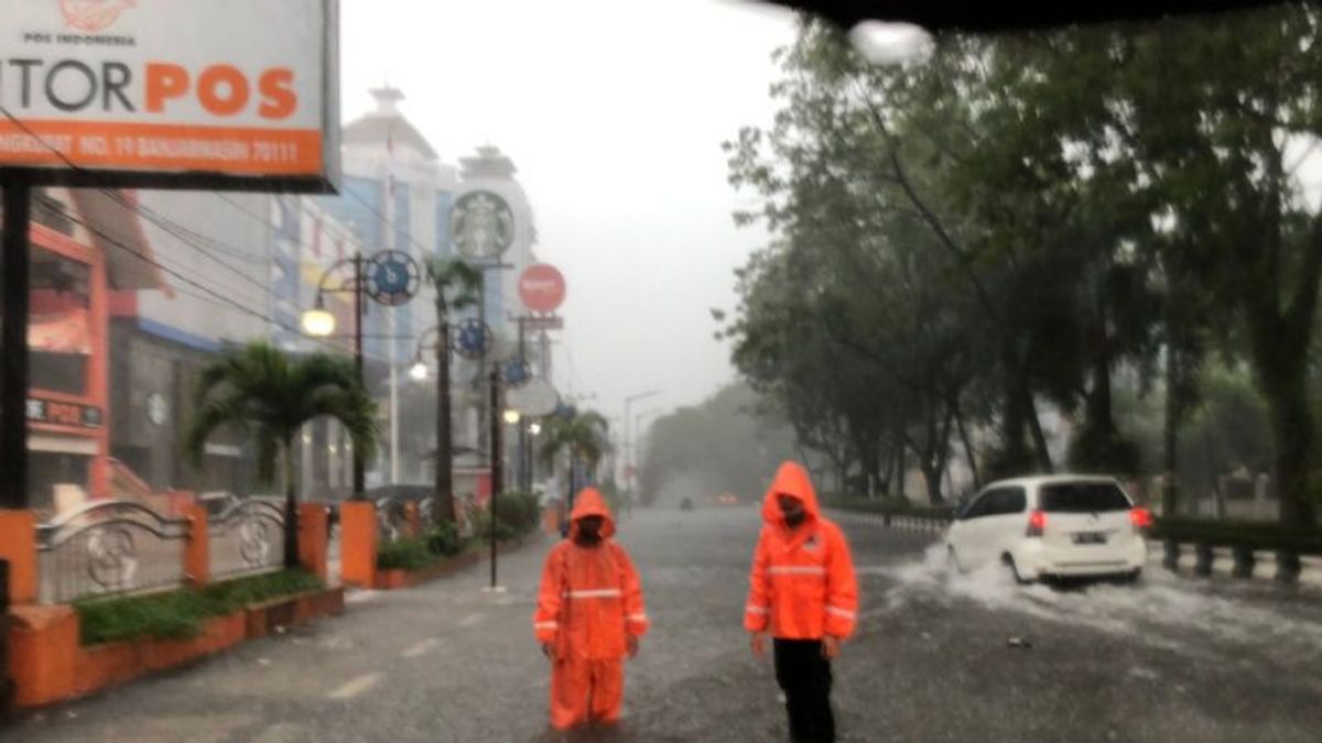 バンジャルマシンの7時間の雨、主要道路、市場が浸水、BPBDは潜在的なロブ洪水を思い出させる