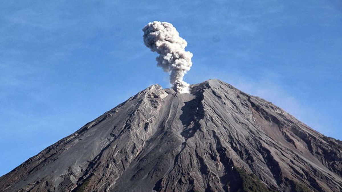 星期二早上,塞梅鲁火山爆发和喷发在普卡峰上方达到900米的高度