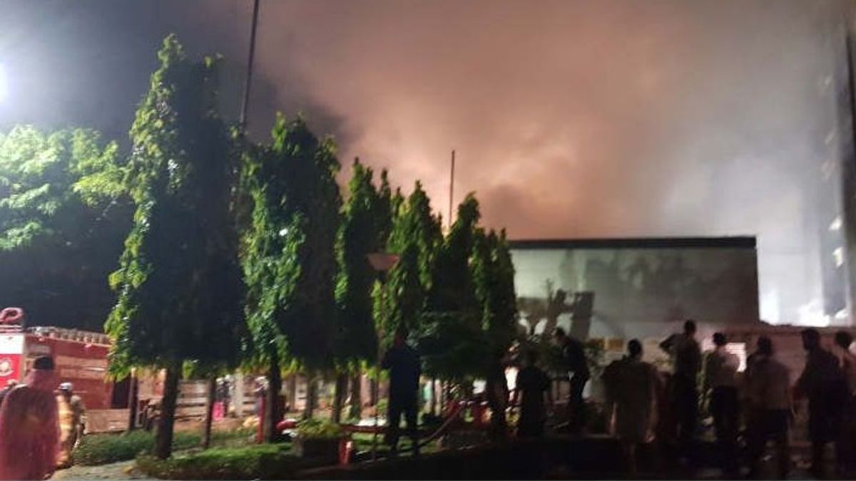 Le Complexe Hospitalier De Kariadi Semarang Incendié, Un Certain Nombre De Véhicules De Pompiers Déployés