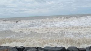 Les vacances scolaires interdites pour les élèves de nager sur la plage du Banten