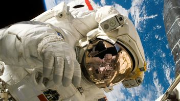رائد فضاء يخاطر أثناء الإقامة في الفضاء