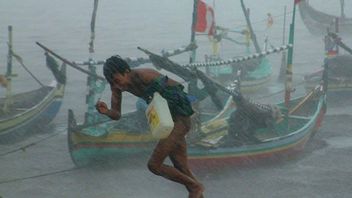 BMKGは4月17日金曜日の警告を発し、多くの都市に洪水の可能性のある激しい雨が降る