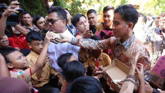 Gibran donne aux écrivains du lait et aux livres d’écriture pour les élèves du primaire de Surabaya