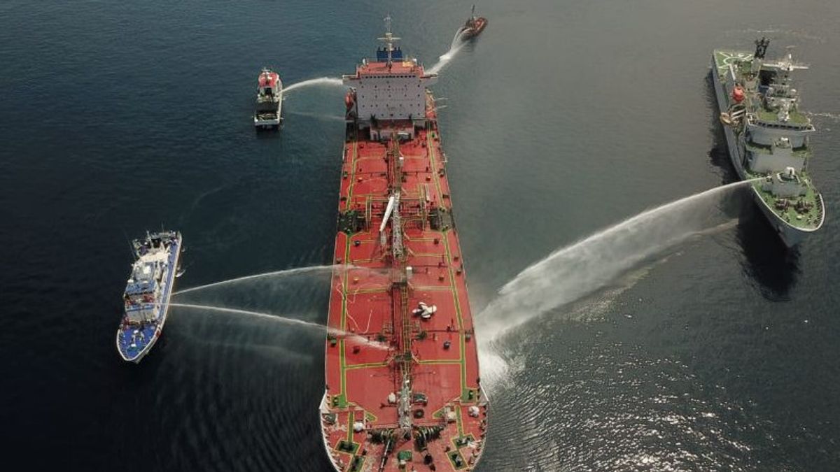 油轮在望加锡撞上393名乘客，印度尼西亚和日本今天面临海上事故的情景 