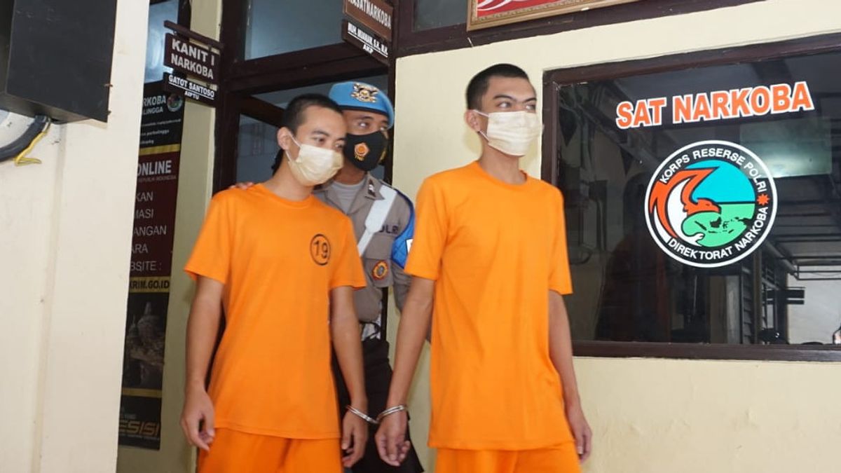 كسب العيش في بوربالينجا ، تم القبض على اثنين من بائعي الملابس من جنوب سومطرة خلال حفلة مخدرات في كوسان