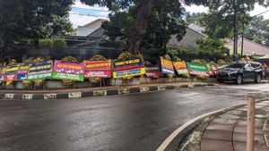 Banjir Karangan Bunga di Rumah Moeldoko: <i>You are Not Alone</i> Jenderal!