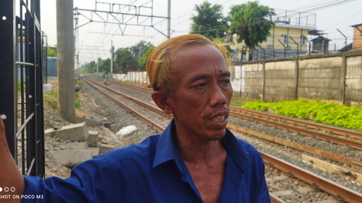 Pondok Jati站火车门的志愿者Pak Sunawar先生:即使赌注是生命,也可以 Receh