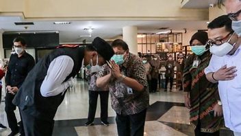 Masker Dua Lapis Disebut Lebih Efektif, Wali Kota Surabaya Eri Cahyadi Sudah Mencontohkan