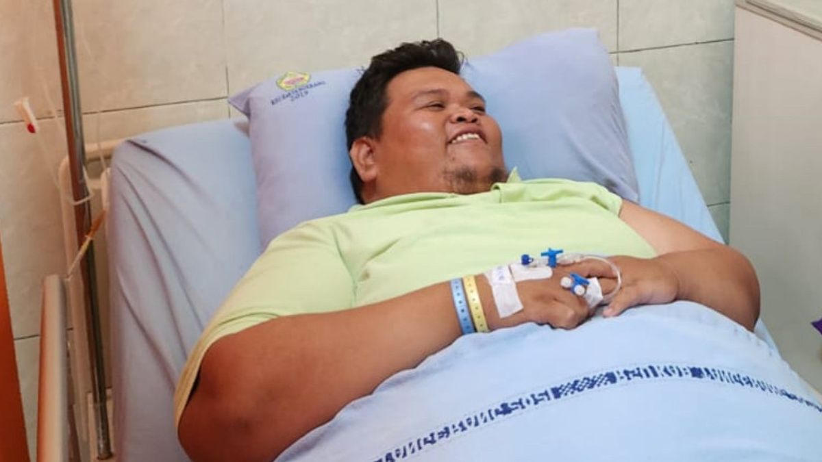 エンキー、230kgの体重を持つ男性は、地区病院から低カロリーの食べ物を受け取りました