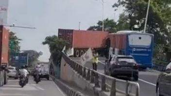 Container Truck Strikes, Traffic Flow On Flyover Bridge Two Stimulates