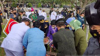 Rain Don't Break The Spirit Of TNI Commander Hadi Sow Flowers At Kalibata Heroes Cemetery