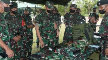 TNI的Asops指挥官检查136营/ TS Papua Barat特遣部队的准备情况