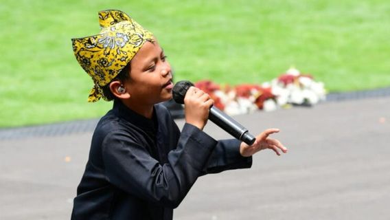 Farel Prayoga，让Jokowi部长和宫殿客人摇摆的小歌手的简介