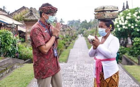 Pekerja Pariwisata dan Pengemudi Grab Divaksin di Pulau Dewata, Sandiaga Uno: Bali Memang Selalu Menginspirasi