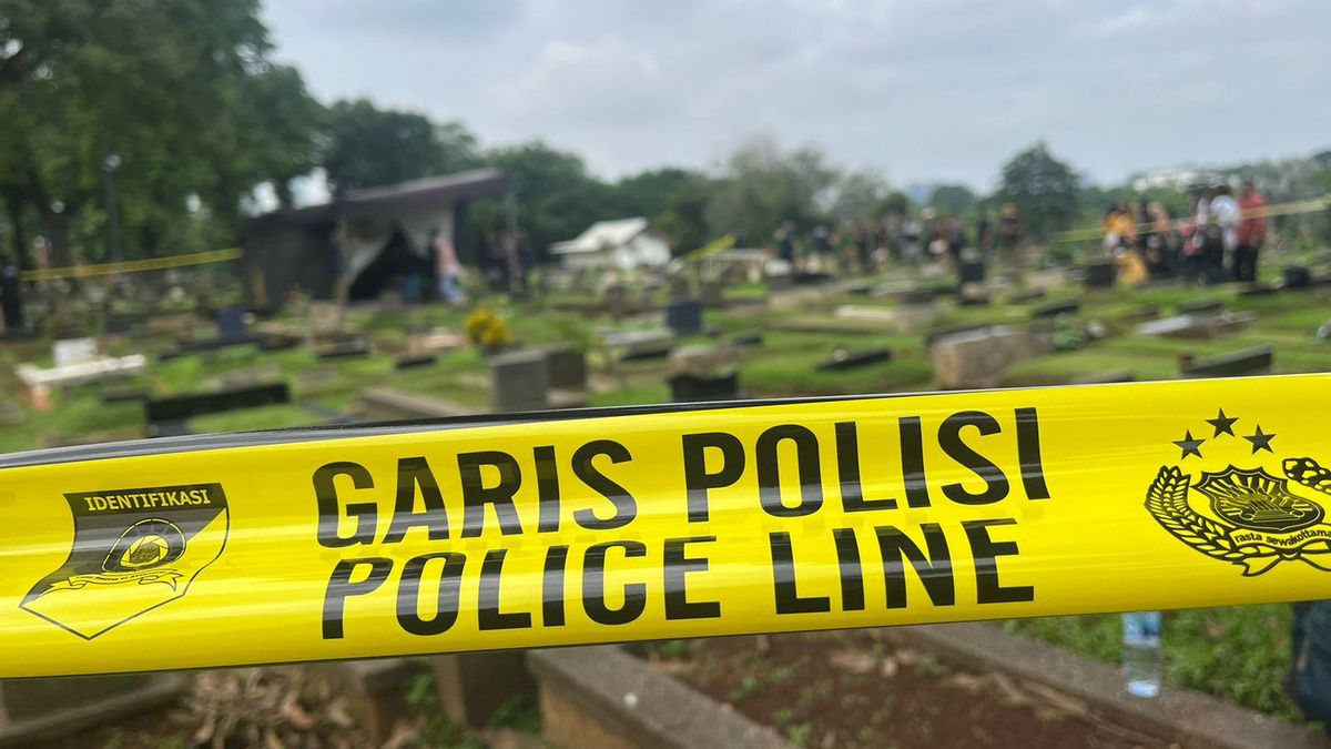 Tamara Tyasmara's Child Exhumation, Police Set The Police Line in Jeruk Purut TPU Area