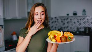 Les fruits et les légumes sains sont consommés pendant des conditions météorologiques désordonnées