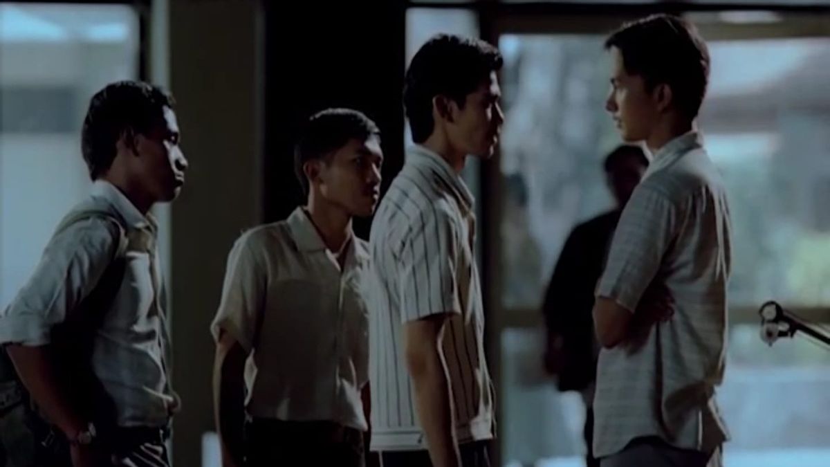 再次观看Gie的电影，Soe Hok Gie Demonstrator的生活故事，由Nicholas Saputra饰演