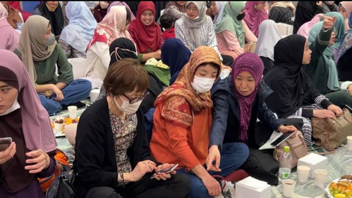 The Excitement Of Japanese Citizens And Indonesian Citizens To Open Together At The Indonesia Islamic Cultural Festival