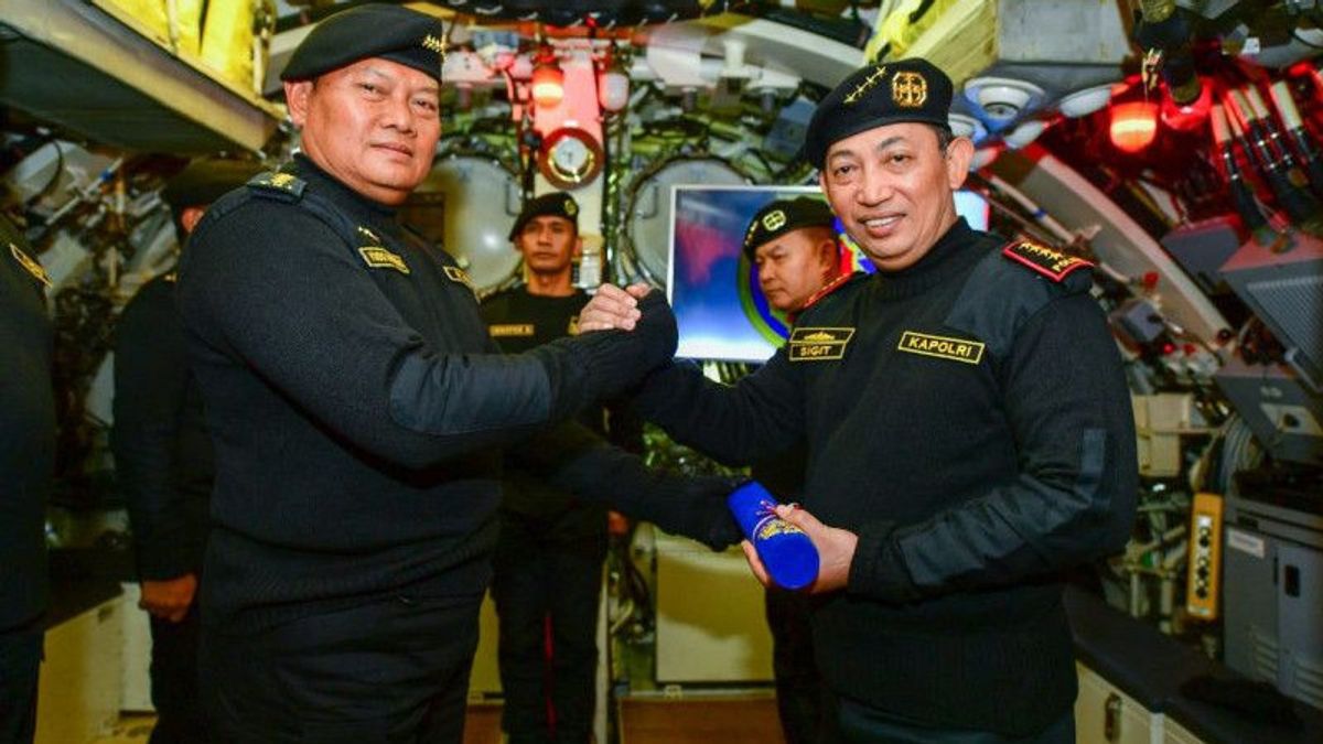 Jalesveva Jayamahe! KSAL Yudo Fixes Hiu Kencana To The National Police Chief Sigit At KRI Alugoro-405